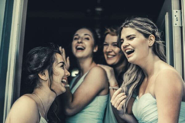 bridesmaid-photo-happy-smile-laugh