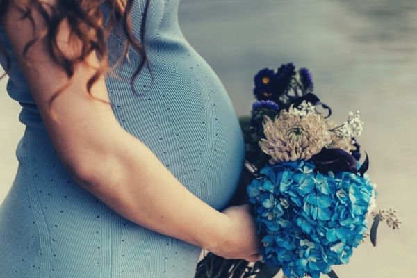 pregnant-women-wearing-blu-dress-blue-bouquet