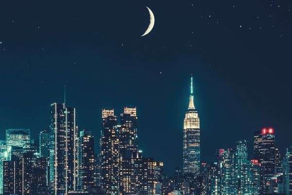 photo-of-city-during-night-moon-skycrapers-words-to-describe-night