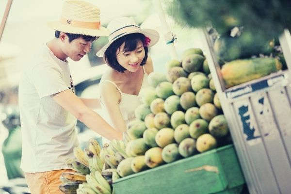 woman-and-woman-picking-fruits-banana-papaya-summer-hat-ways-to-ask-for-a-discount