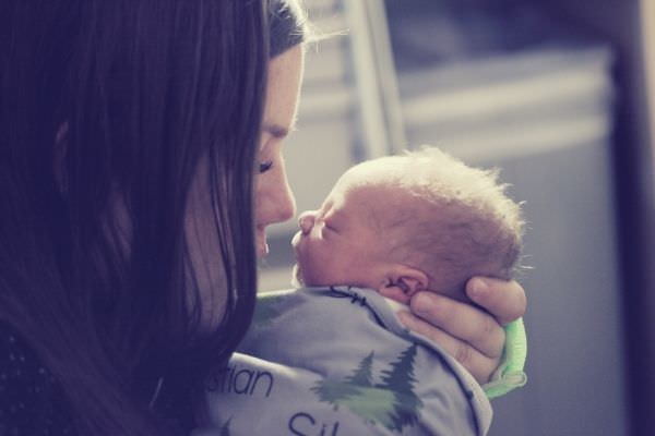 feature-woman-kissing-a-baby-encouraging-words-for-single-mom