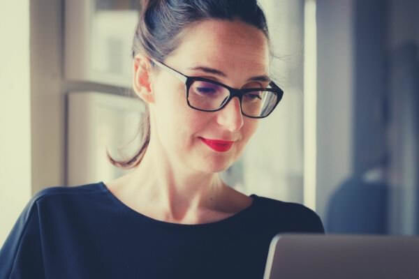 feature-woman-in-black-wearing-black-eyeglass-looking-at-the-screen